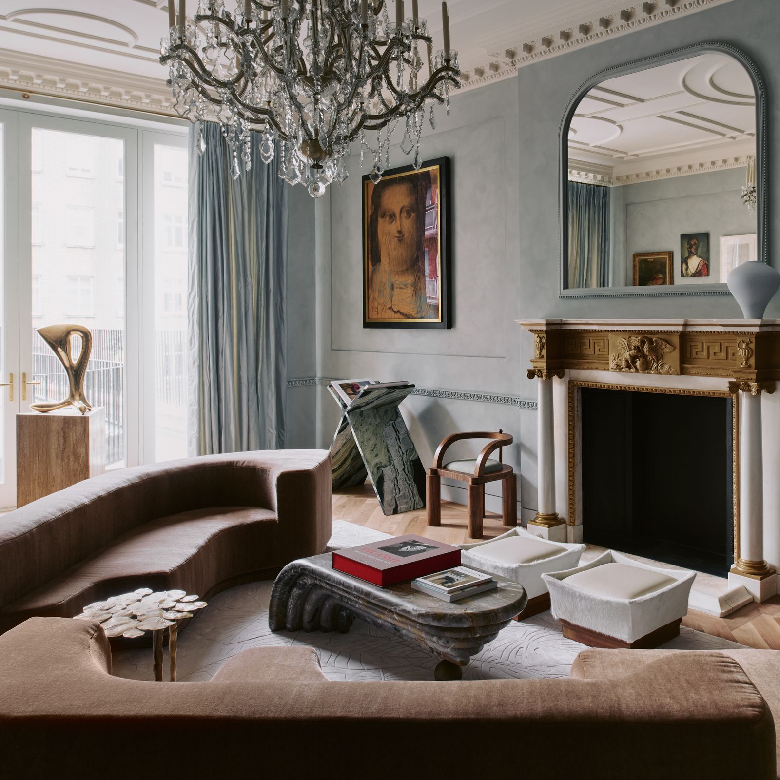 A splendid Georgian townhouse in central London where texture and glamour combine